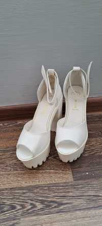 Sandale albe cu toc marimea 35