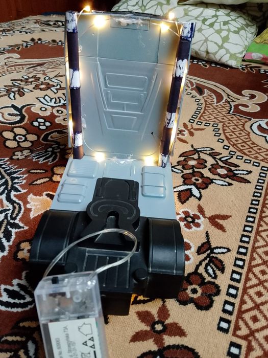 Camion Mercedes de jucărie tunat