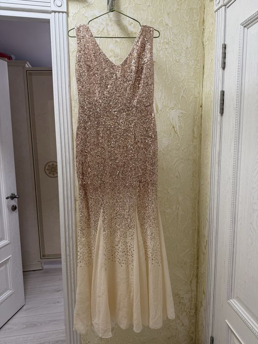 Продается нарядное платье в пайетках!