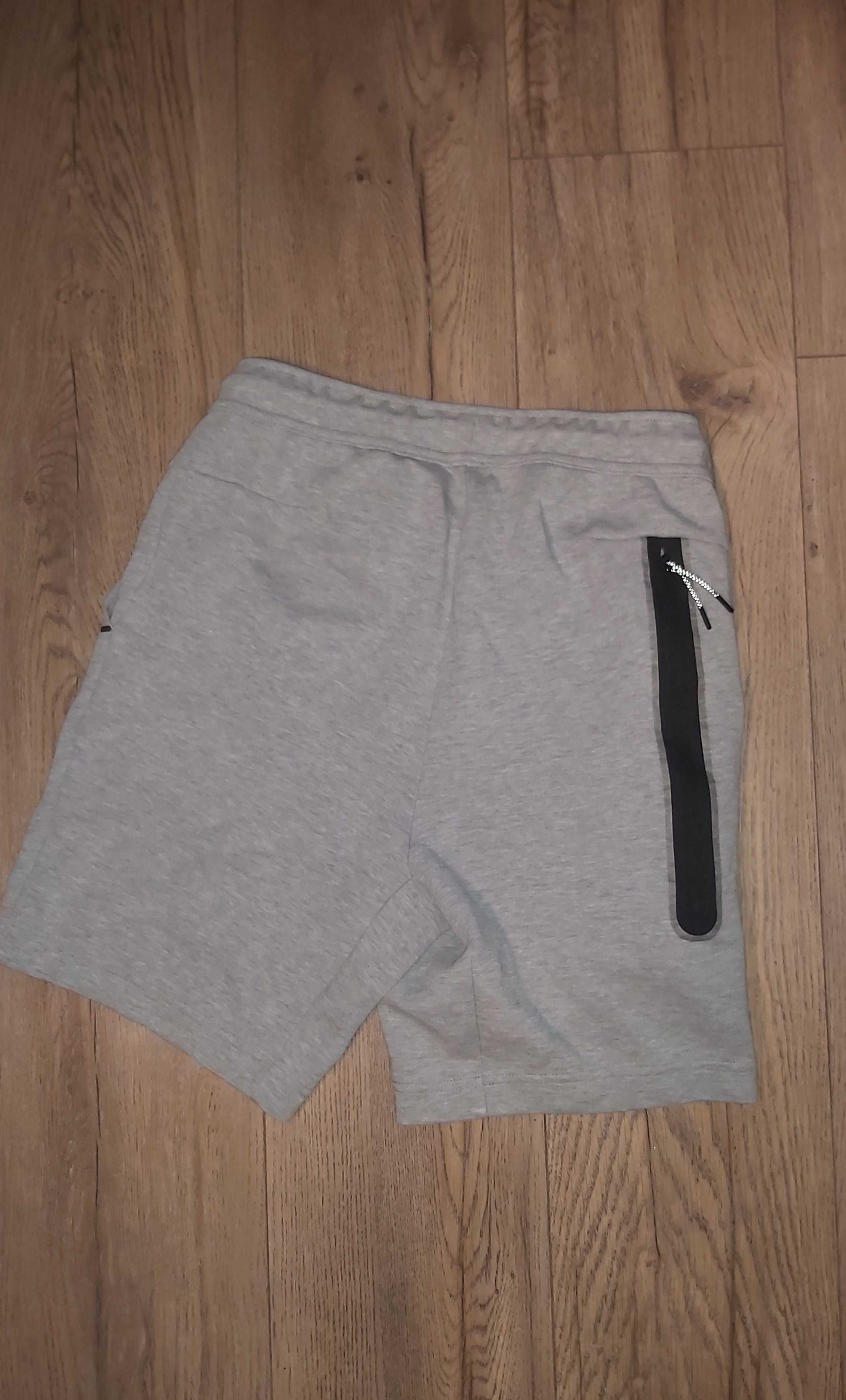 Nike Tech Fleece къси гащи - Размер XS