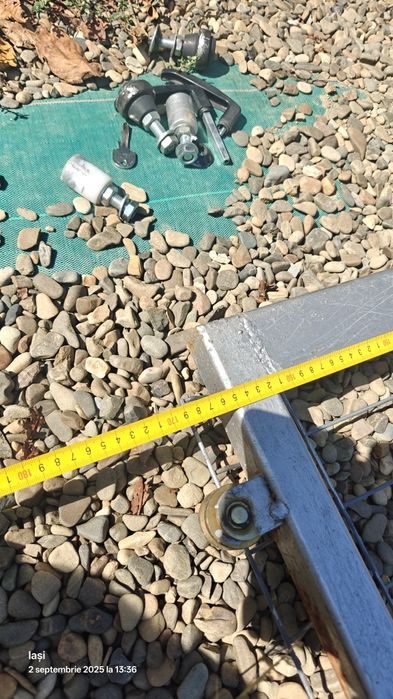 Portița metalica pe șină cu incuieioare și clanța