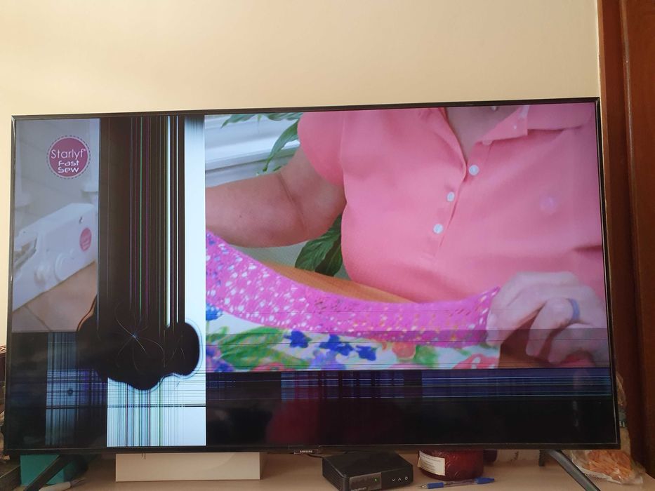 Телевизор Samsung 55 инча с mного леко ударен екран