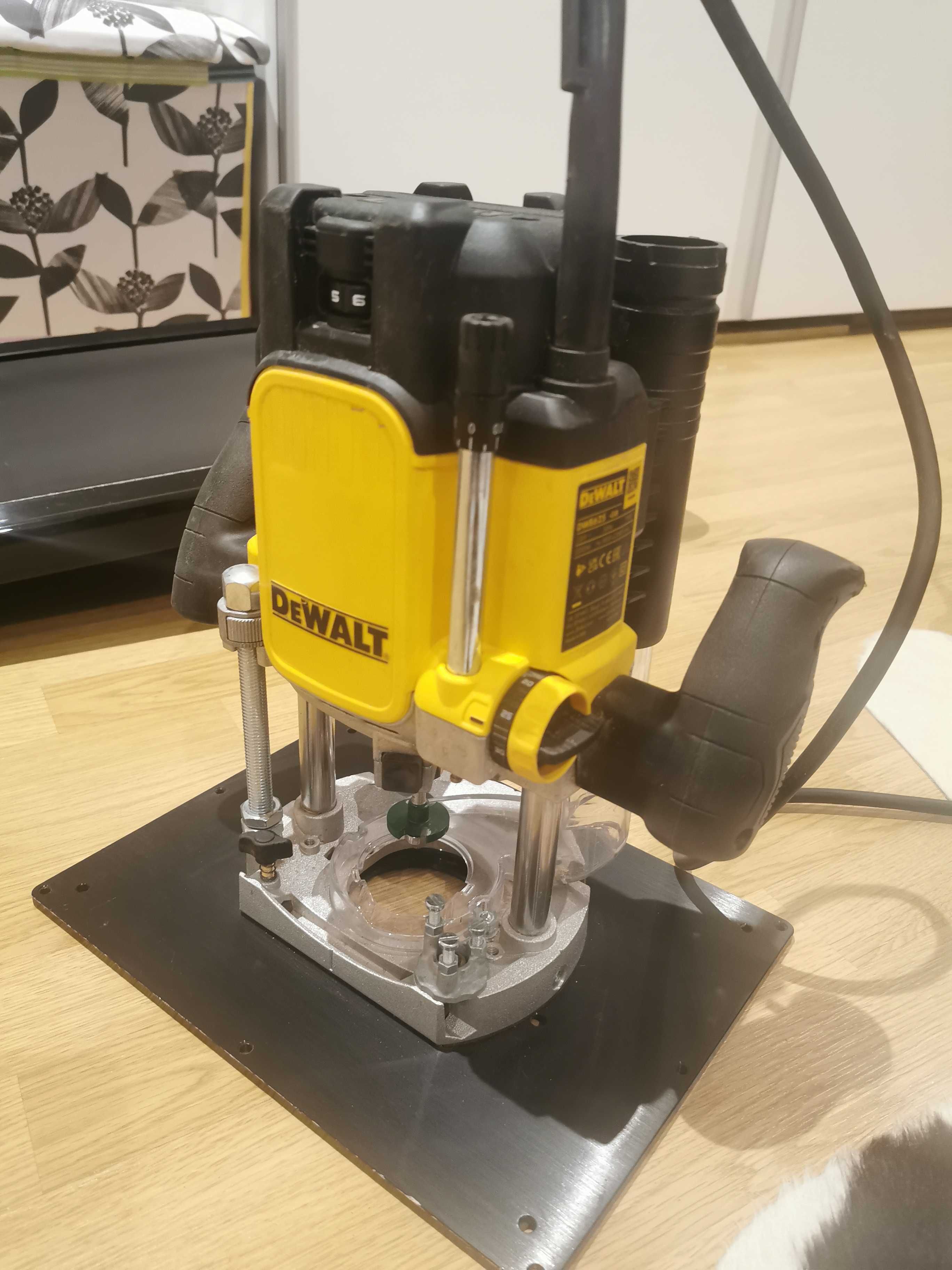 Оберфреза DEWALT DWE625