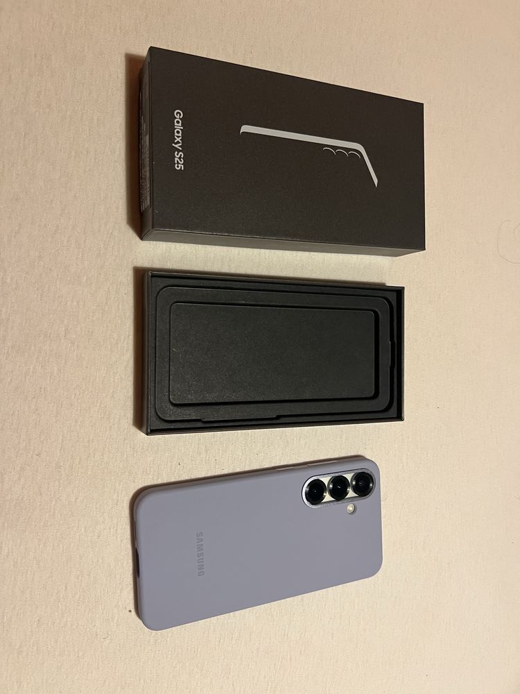 Чисто Нов Samsung Galaxy S25 + Протектор + Калъф + Слушалки