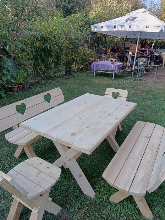 Mese, bănci, spatii de joacă