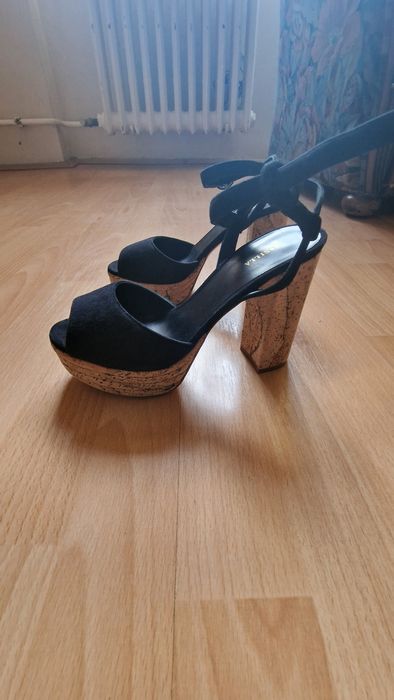 Vând sandale elegante , sunt noi, la prețul de 1000 lei( cel de