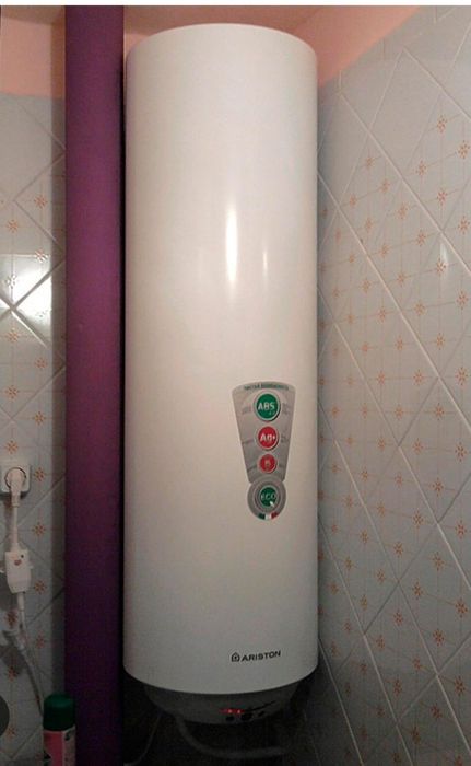 Сантехник установка титана аристона чистка  замена смесителя