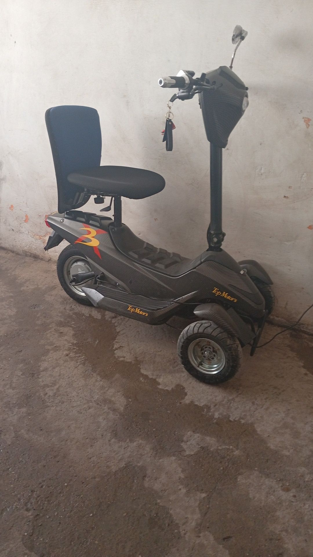 Vând scuter electric pe 3 rotii an buna stare preț 2000 Neg