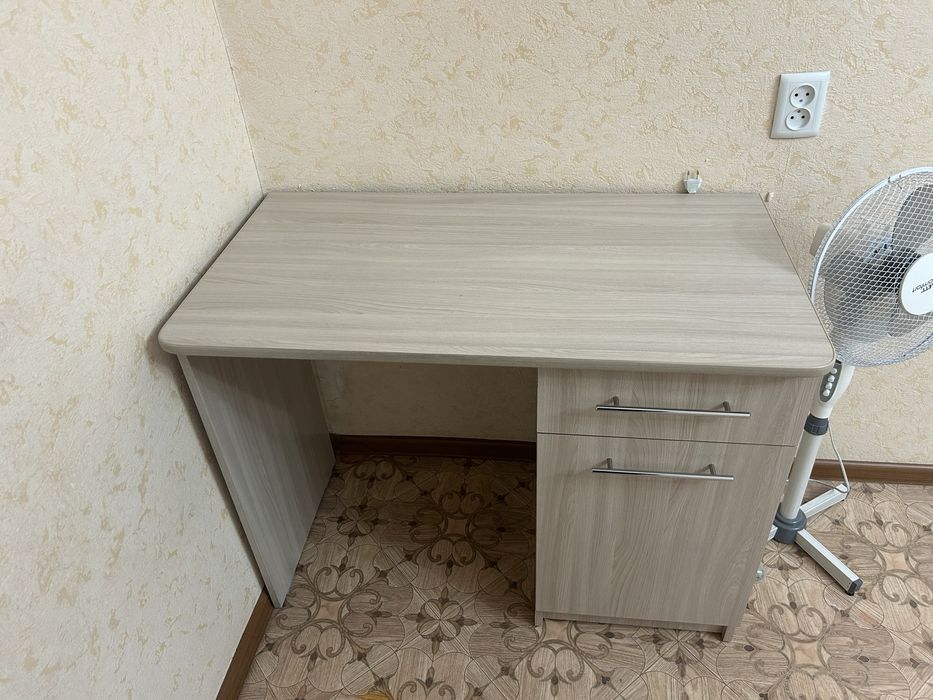 Письменный стол в хорошем состоянии