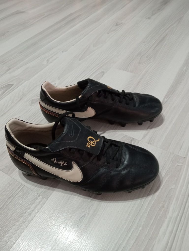 Vând ghete fotbal Nike Tiempo cu inscripția Ronaldinho 10
