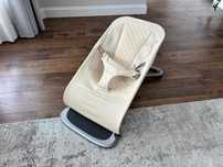 Balansoar Ergobaby crem-galbui, cu insert nou nascuti