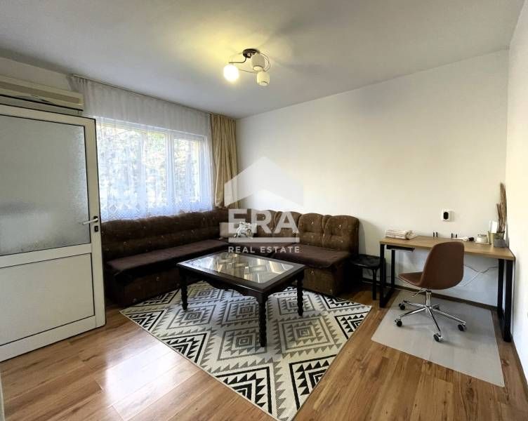 Отдава се под наем 2-стаен апартамент в центъра