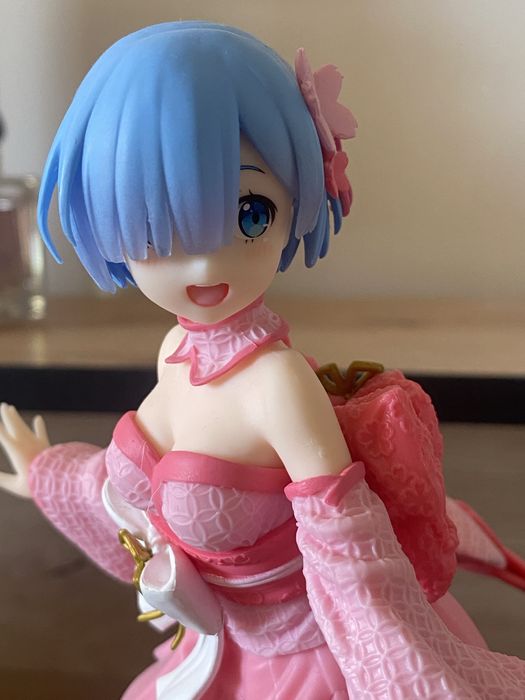 Продавам колекционерска фигурка RE: Zero Rem
