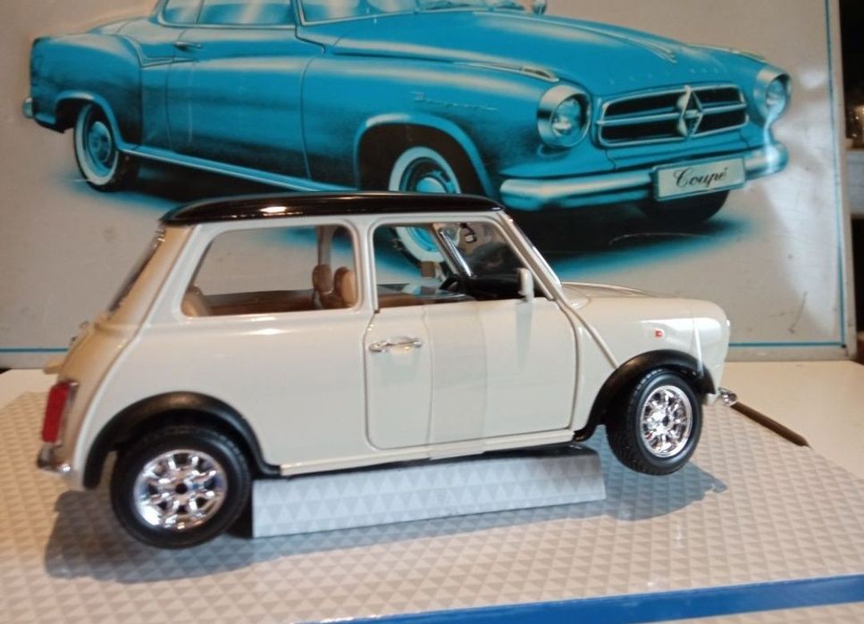 Mini Cooper 1969
Scara 1:18
Bburago

Pozele reflectă realitatea. Se vi