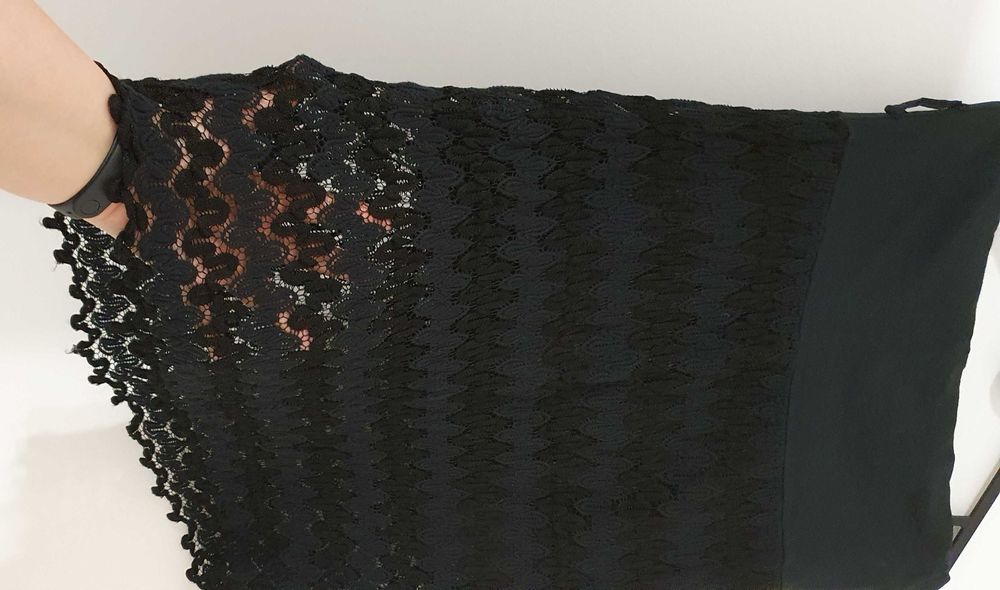 Fusta neagra cu dantela stil "crosetat"