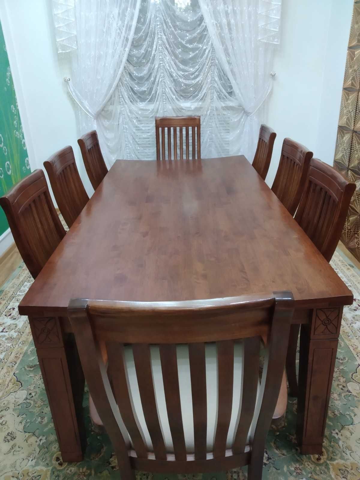 Продается стол со стульями и комод