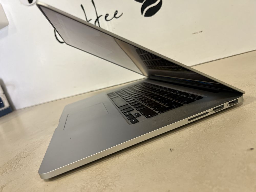 Apple Macbook pro 15" 2015 core i7 16GB 256SSD