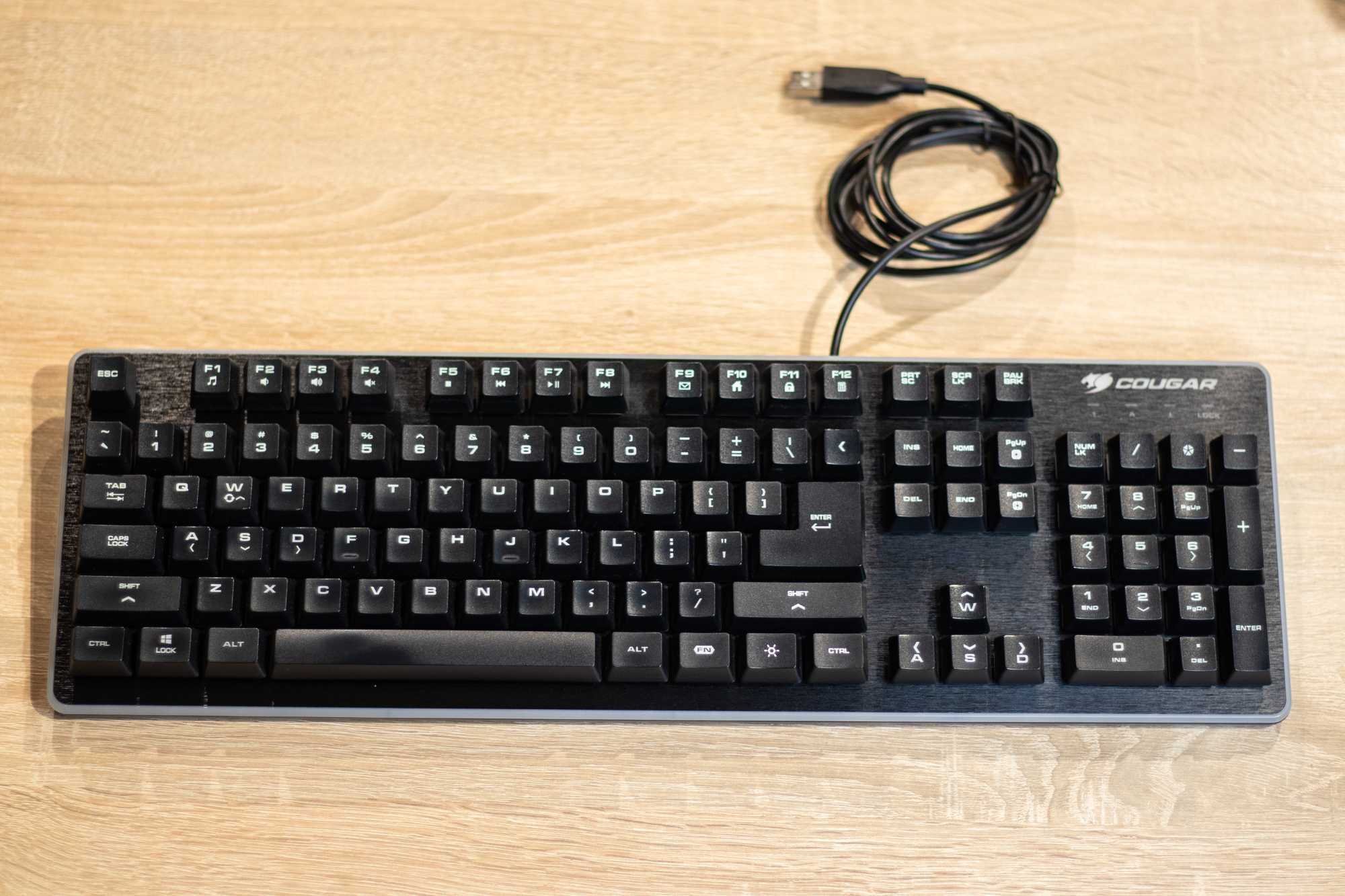 Cougar CORE - Механична ГЕЙМИНГ Клавиатура RGB + Поставка Китки