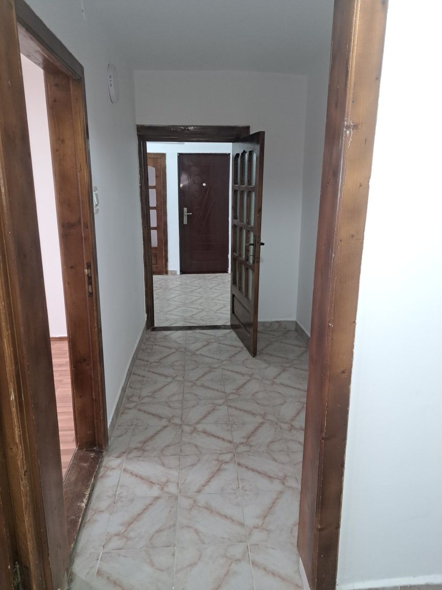 Vind apartament 3 camere centru