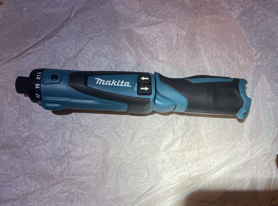 Makita DF010D șurubelniță nouă