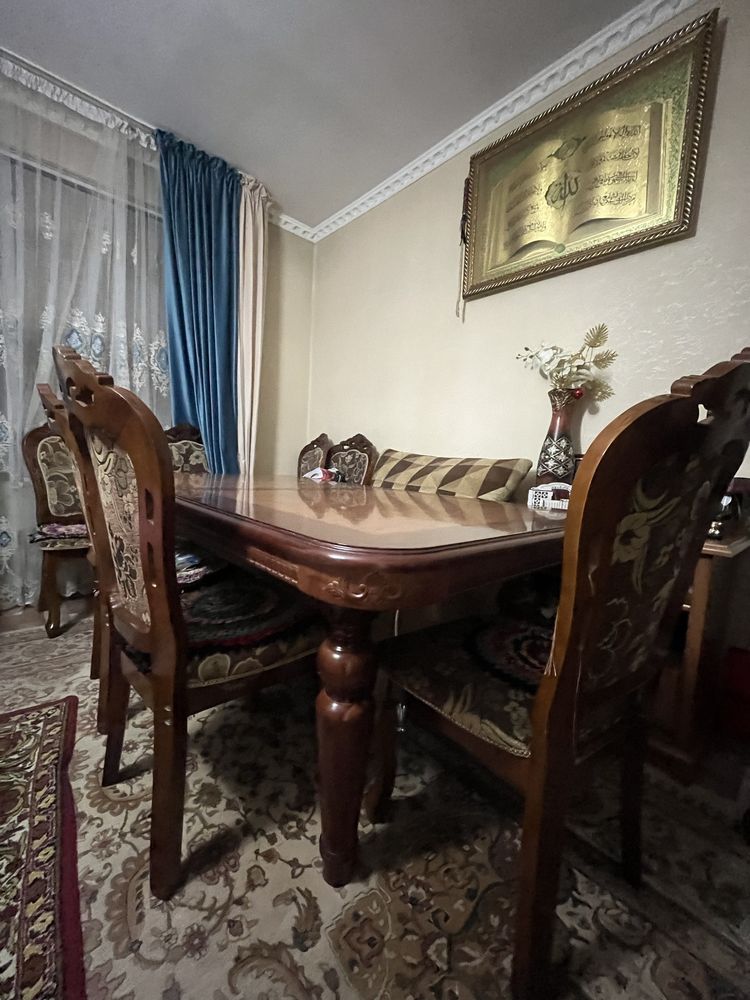 Деревянный стол со стульями