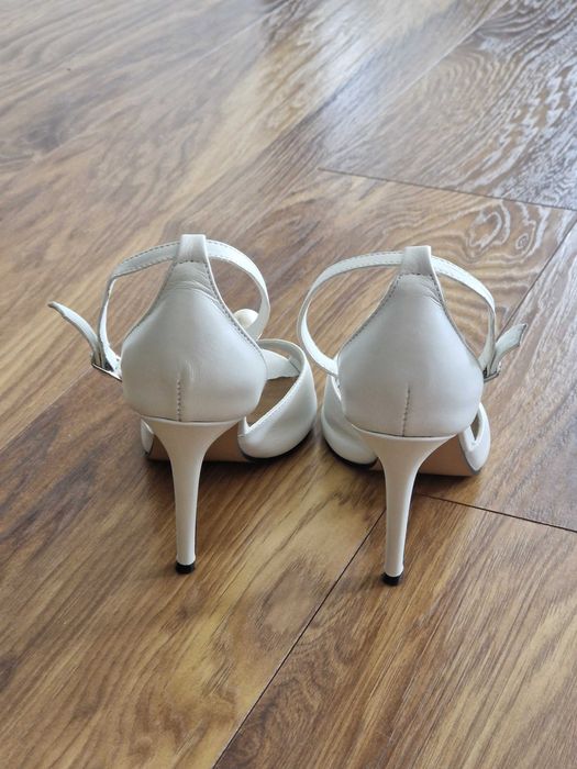 Vand sandale mireasă mărimea 36