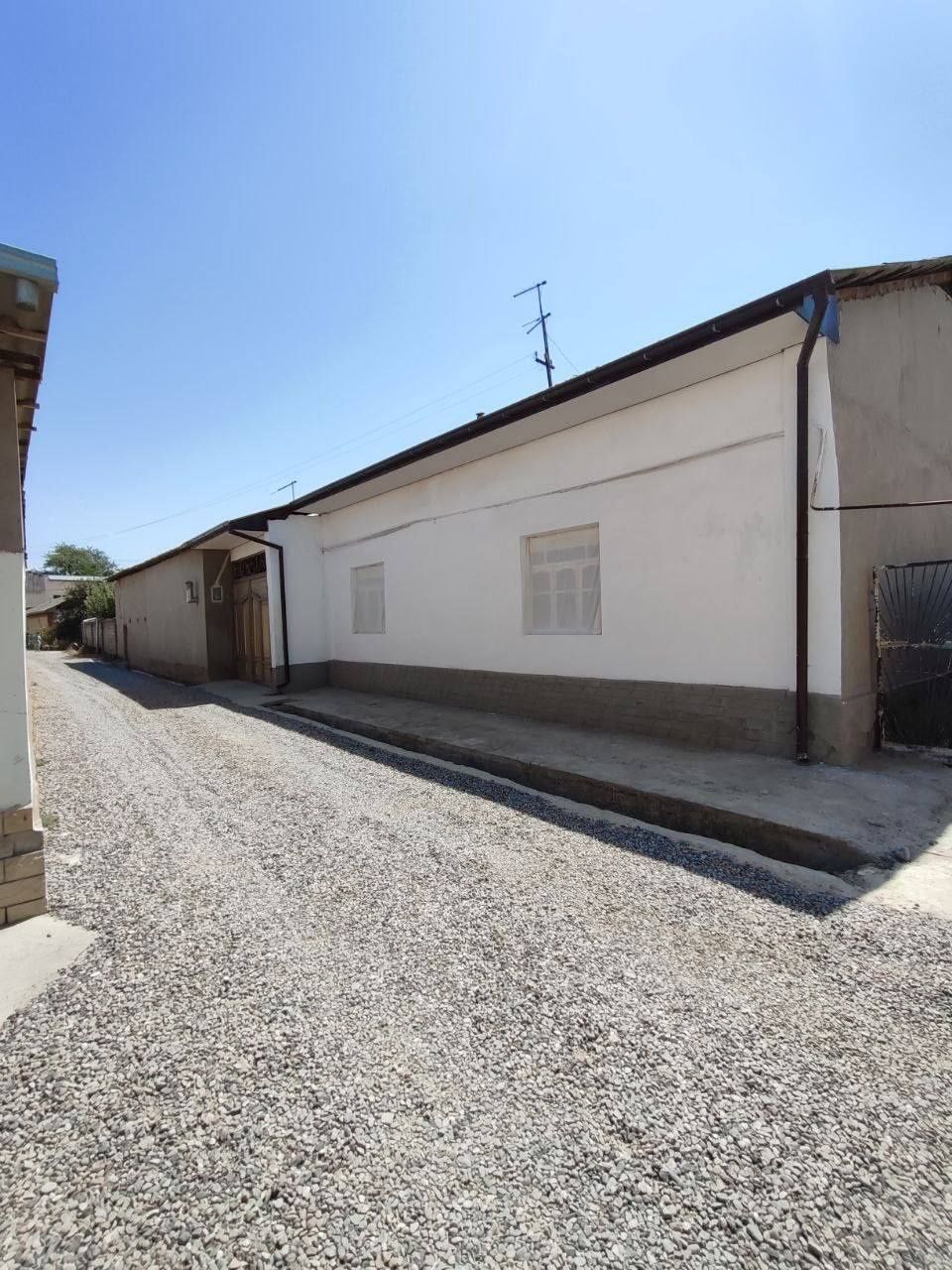Hovli uy sotiladi