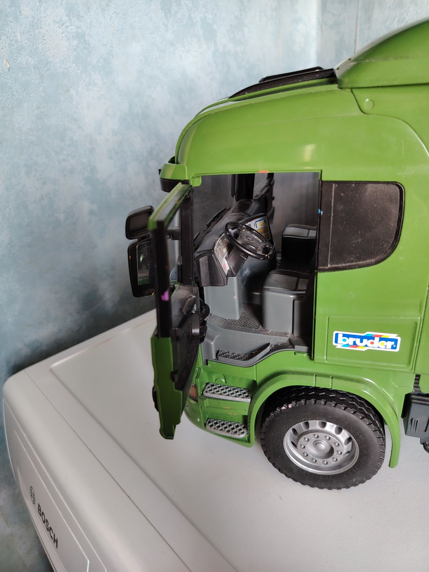 Камион Bruder Scania R-серия с изолация, 1:16