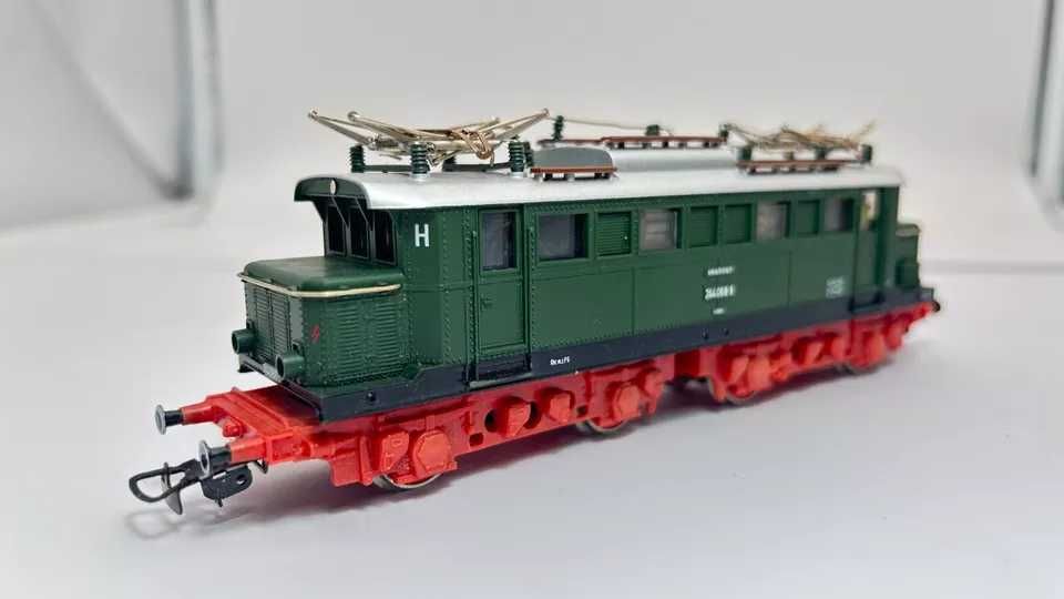 Locomotiva electrica BR244 marca Piko scara ho