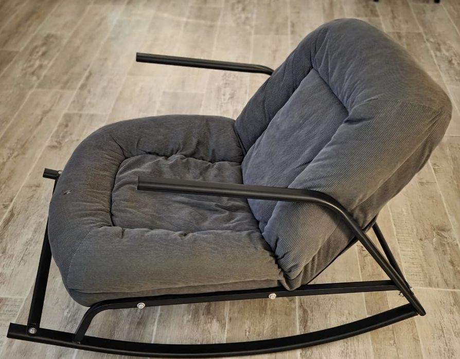 Кресло качалка с обивкой