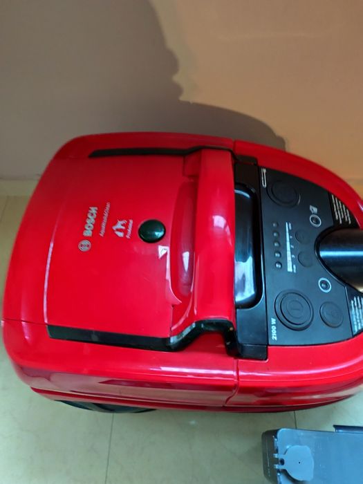 Прахосмукачка Bosch AquaWash&Clean Serie 4