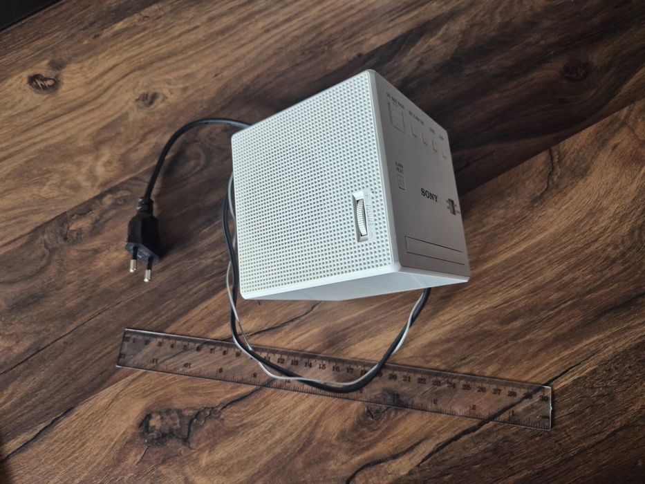 Radio cu  ceas Sony cubic