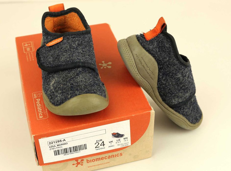 Комфортни и топли детски пантофи на марката Biomecanics.