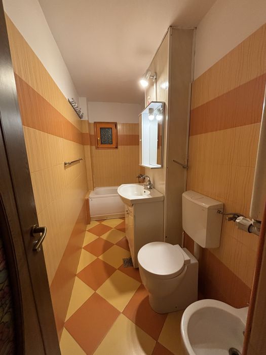 INCHIRIEZ apartament/spatiu comercial cu 3 camere in Focsani