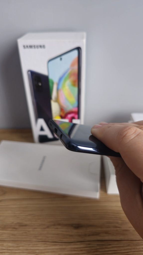 Samsung Galaxy A71 Перфектен с документи и подарък слушалки и кейс