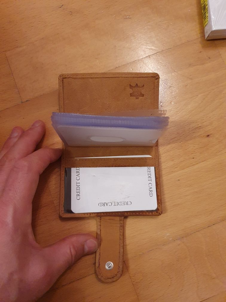 PortCard piele SHAZ cu loc pentru 16 carduri