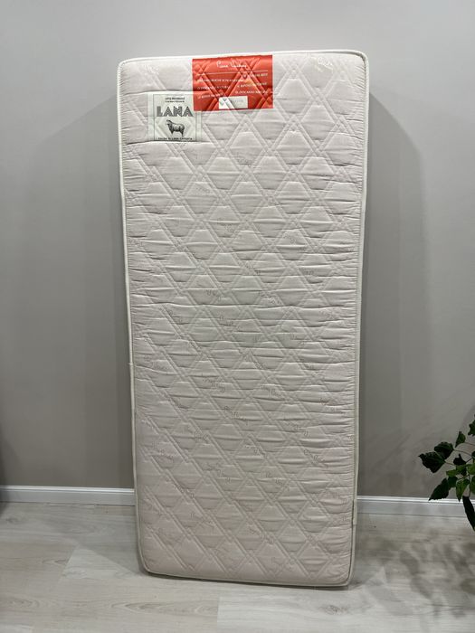 Матрас Pierre Cardin Lana с зимней стороной из чесаной шерсти.