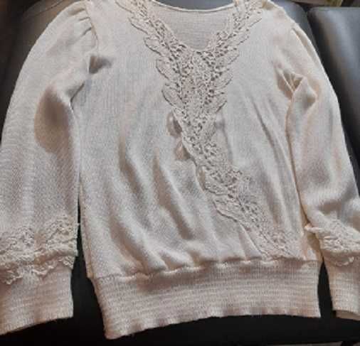 Bluza tricotata din fir alb de matase, decorata cu dantela  marimea 44