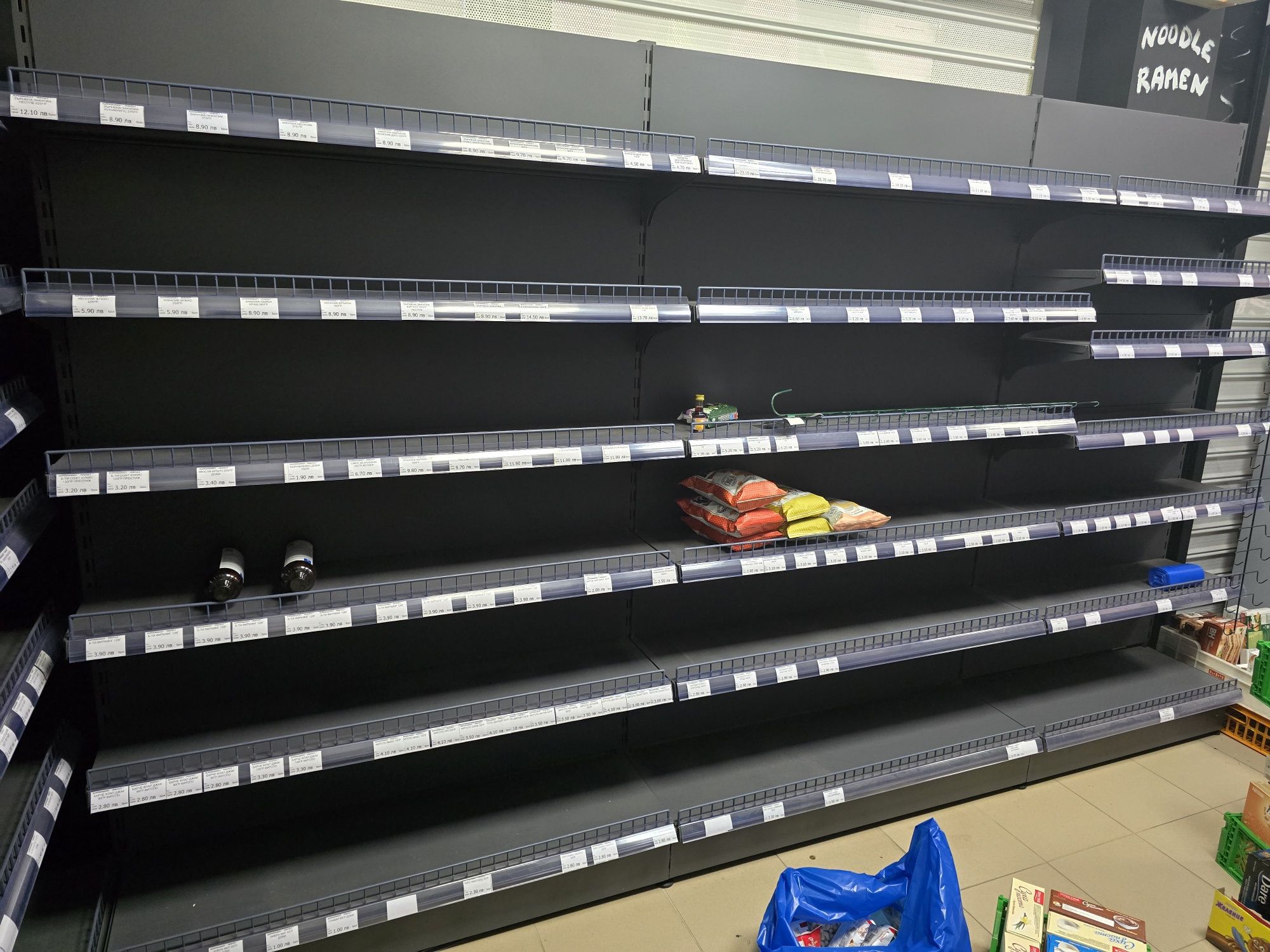 Продавам стелажи  за магазин