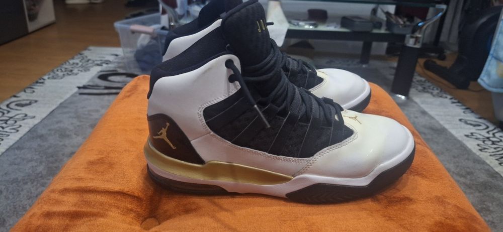 Air Jordan Max Aura 'Golden Knights'