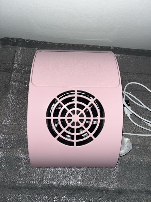 Aspirator de praf pentru unghii