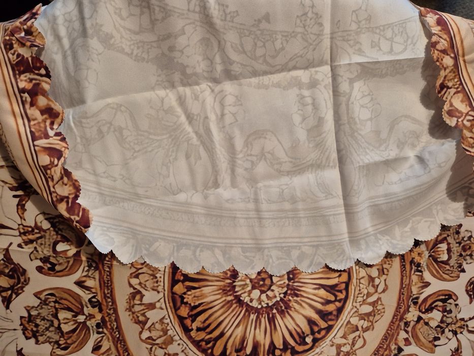 Față de masă rotundă/dreptunghiulară+șervețele/naproane de masă noi