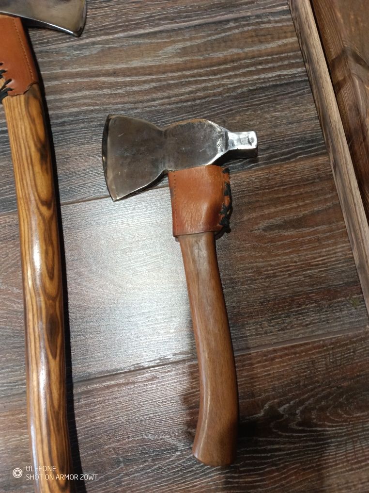 Продавам три брадви, сечива, инструмент.