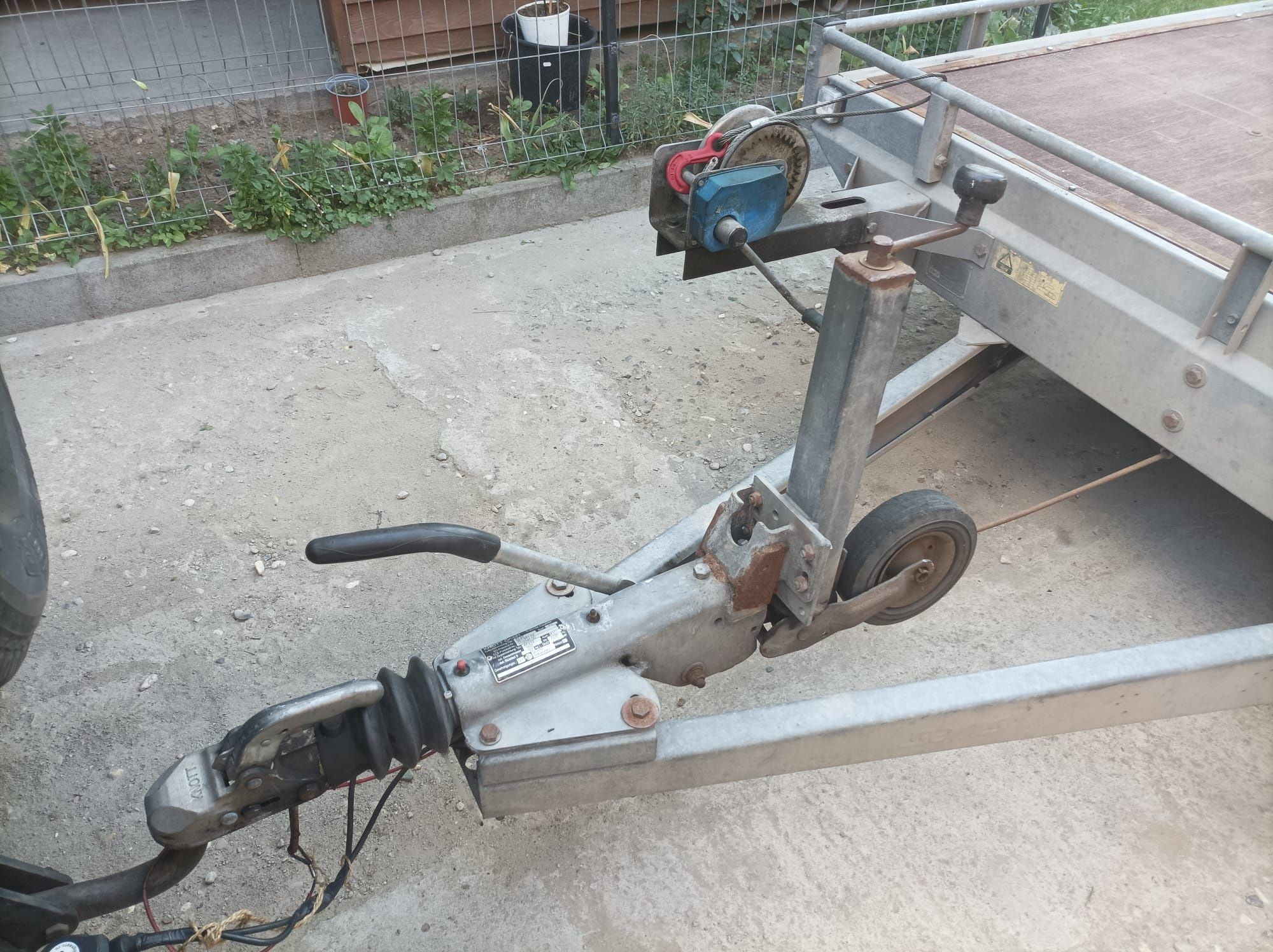Vând platformă auto Saris 2700 kg