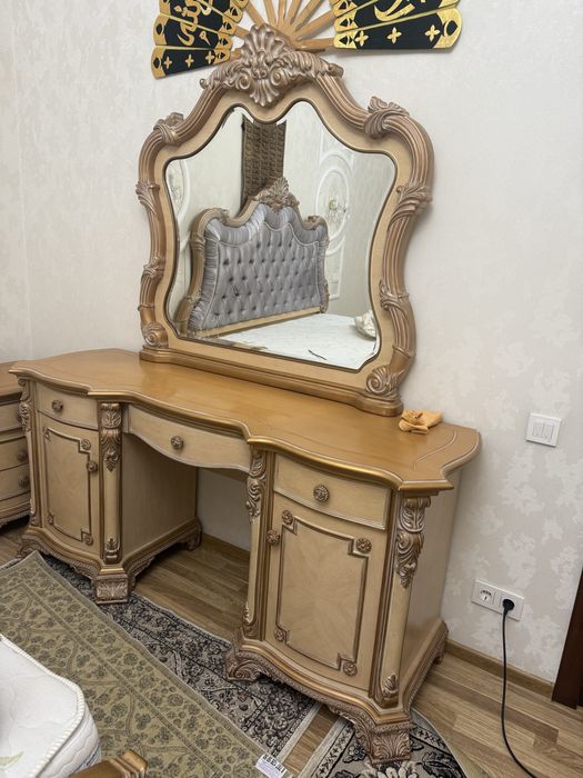 Туалетный стол с зеркалом