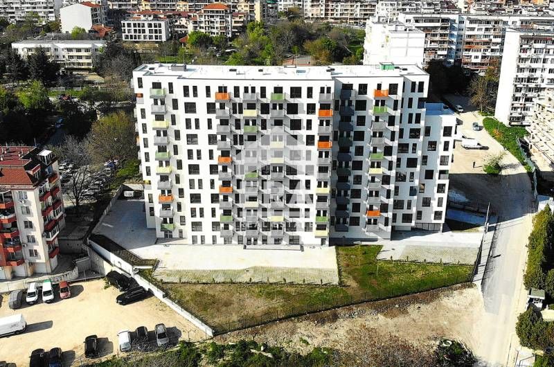 Тристаен ексклузивен апартамент за продажба, с голяма дневна, в новопо