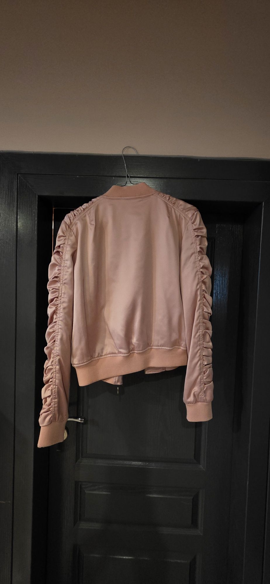 Яке-бомбър на марката Guess