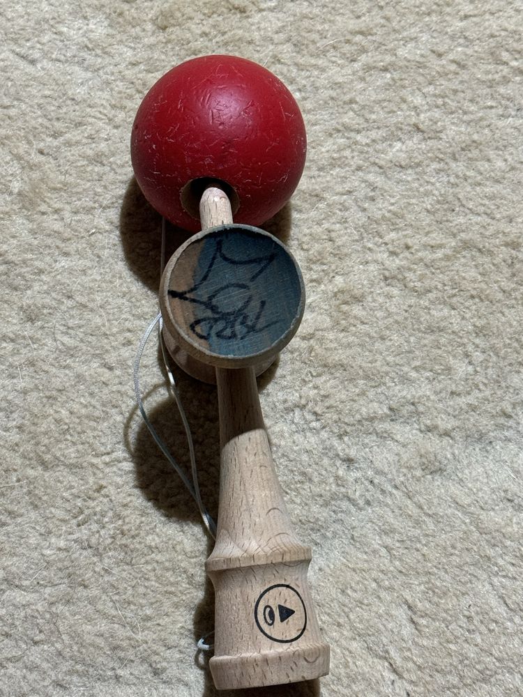 Kendama semnata de CRBL