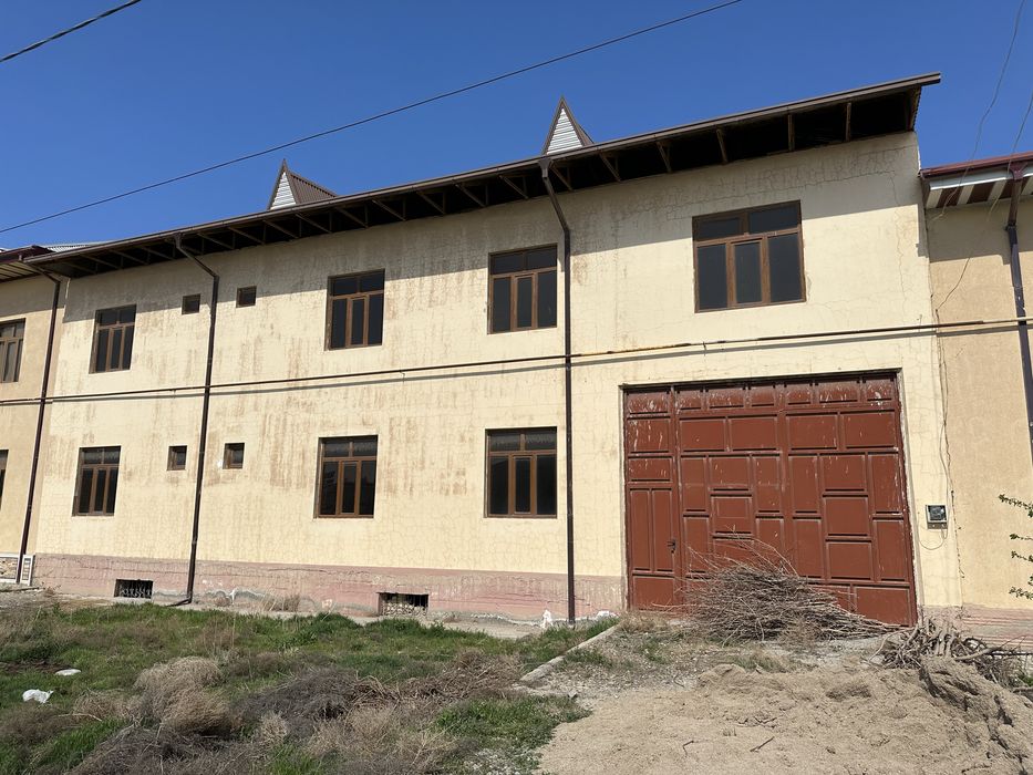 Navoiy sh. Guliston 3 da 2 qavatli hovli sotiladi