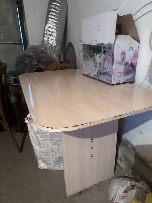 Продам куханный стол размер 100*80. По всем вопросом звоните.